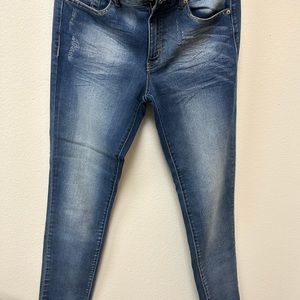 KanCan size 15/31. Great shape. Non distress.
